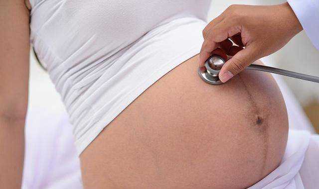 足月妈妈如何安全、顺利地度过分娩期？延迟分娩时需注意哪些风险和细节？
